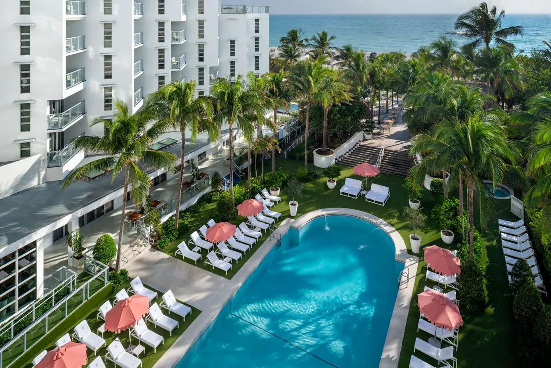 הבריכה המרכזית במלון Cadillac Hotel & Beach Club