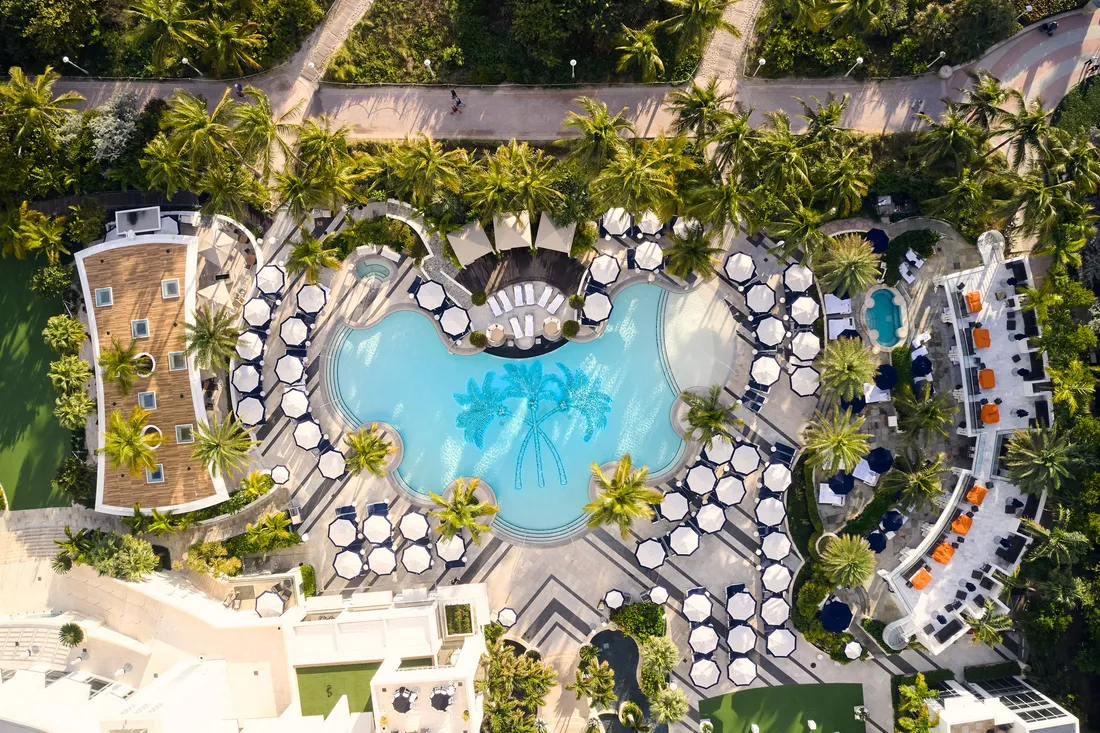 בריכה עם כניסה הדרגתית במלון Loews Miami Beach Hotel