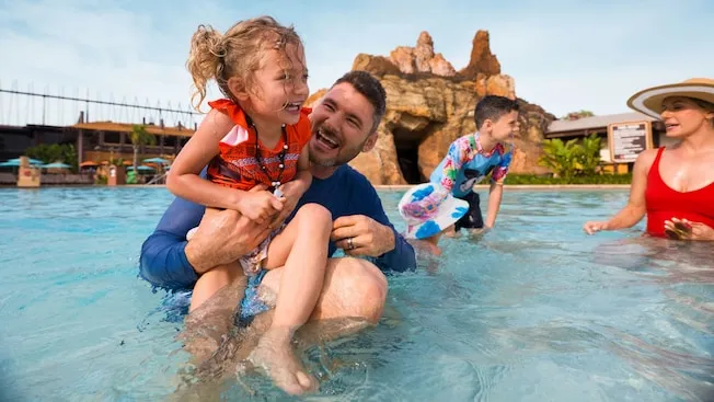 בילוי משפחתי בבריכת Lava Pool במלון Disney’s Polynesian Village Resort